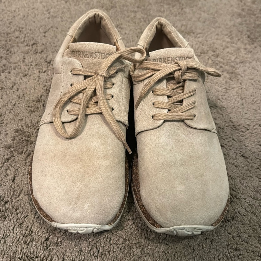 Tan Birkenstock sneakers. Size 37 (7). Only worn a few times. Great condition.